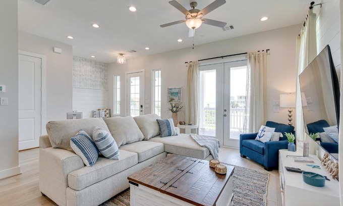 Galveston House | Seas The Day Home with Pool Access in Galveston
