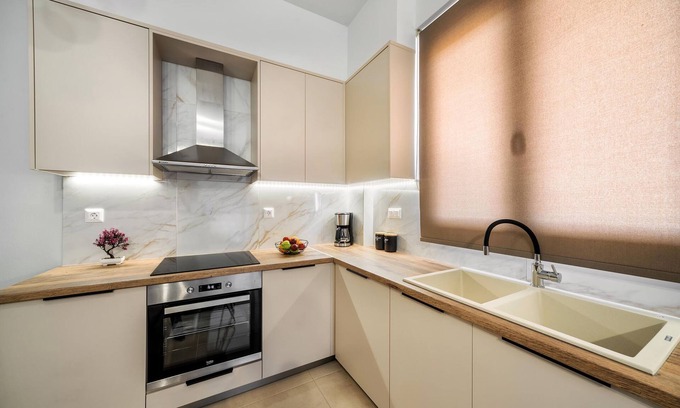 Agkisaras Apartment | Seaside Apartment with Balcony