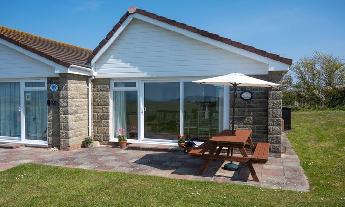 Freshwater House | SEASIDE BUNGALOW, FABULOUS SEA VIEWS, FREE WIFI,nGENEROUS DISCOUNTS ON FERRY