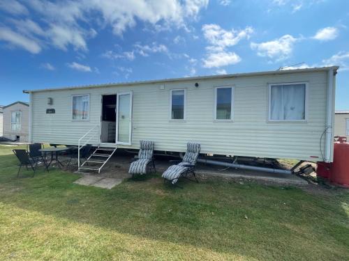 Clacton-on-Sea House | Seaside Cabin Retreat in Clacton-on-Sea