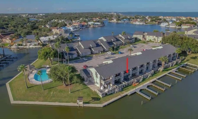 Harbor Oaks Condo | Seaside Cottage, water views, Fishing & Boat Pier!