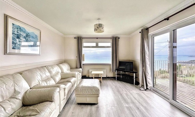 Porthleven House | Seaside Escape-Sleeps10-Family&PetFriendly-Balcony