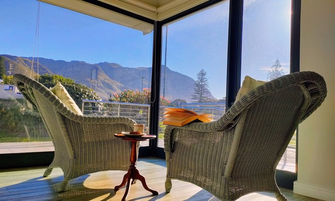 Voelklip House | Seaside family holiday home with exquisite mountain view (disabled-friendly)