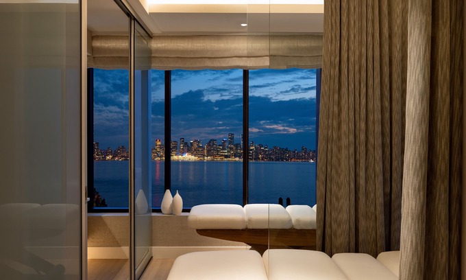 Lower Lonsdale Hotel | Seaside Hotel North Vancouver