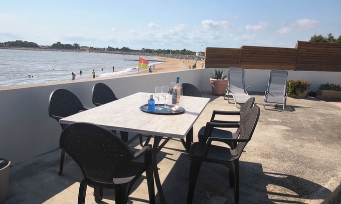 Angoulins House | Seaside house facing the ocean.