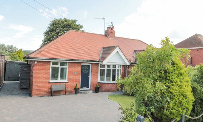 Cayton Bay House | SEASIDE HOUSE, pet friendly, character holiday cottage in Cayton