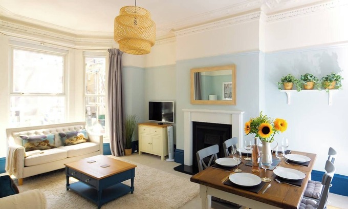 Portsmouth Apartment | Seaside retreat with king bed, bunks & sofa bed – perfect for families & friends!