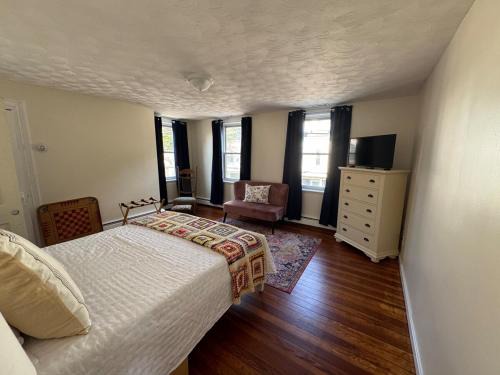 Warren Apartment | Seaside Stay in Historic Warren