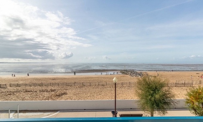 Chatelaillon-Plage Villa | Seaside Villa with Studio, Air Con and Parking