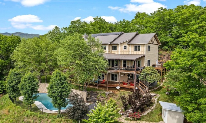 Bryson City Cabin | Seasonal POOL cabin, 5 min to DT, hot tub, arcade&game rm, exercise&movie rm