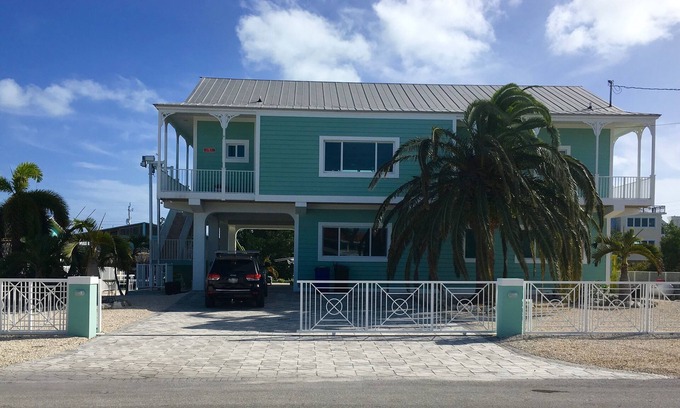Islamorada House | SEASONAL WATERFRONT RENTAL in Venetian Shores, Islamorada, Pool & New Dock