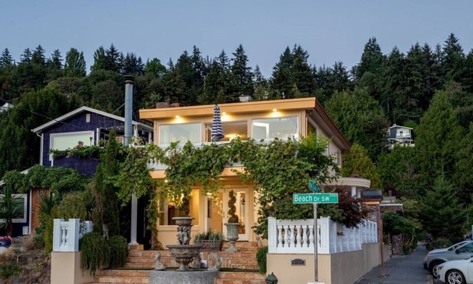 Alki Villa | Seattle Ocean View Luxury Beach Penthouse! Free breakfast, parking, AC/WiFi