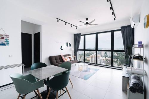 George Town Apartment | Seaview Infinity Pool 3BR 2Carparks 8Pax