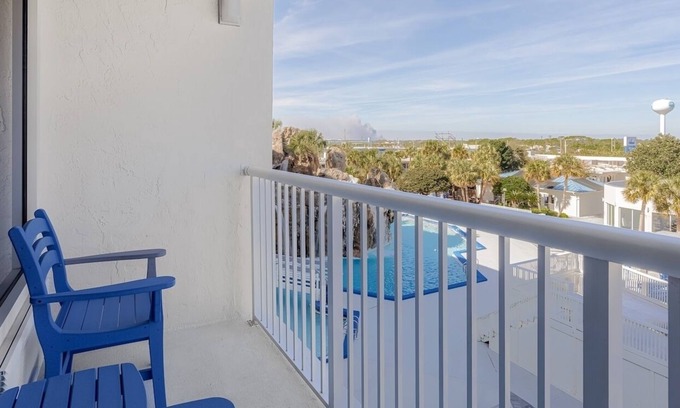 Fort Walton Beach Hotel | Seaview Sanctuary with Outdoor Pool Near Fort Walton Beach Landing Park
