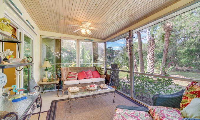 Sebastian Highlands Cottage | Sebastian Home w/Screened Lanai: 8 Mi to Beach!