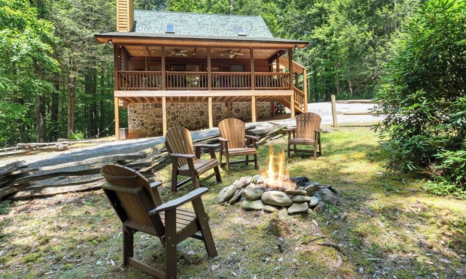 Townsend Cabin | SECLUDED♤Bonfire pit♤2 bdrm/2bath♤Pet friendly