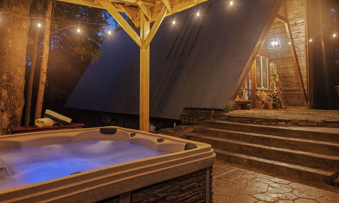 Almo Cabin | Secluded Cabin with Hot Tub, Firepit
