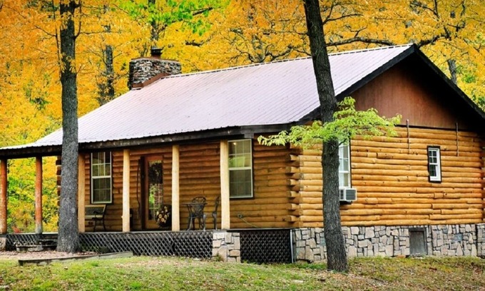 Eureka Springs Cabin | Secluded Charming Cabin in the woods, dog friendly, stone fireplace, jucuzzi tub