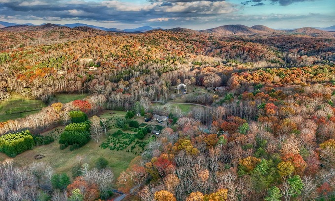 Dahlonega House | Secluded Creekside Cabin Heart of Dahlonega Wine, Weddings, and Adventure