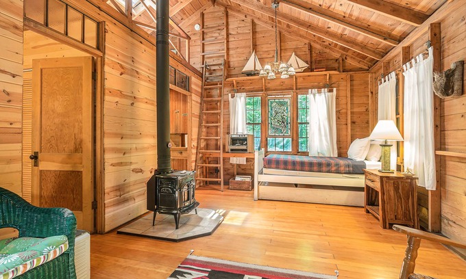 Holland Cabin | Secluded, dog-friendly cabin with Lake Michigan beach access & grill - near town