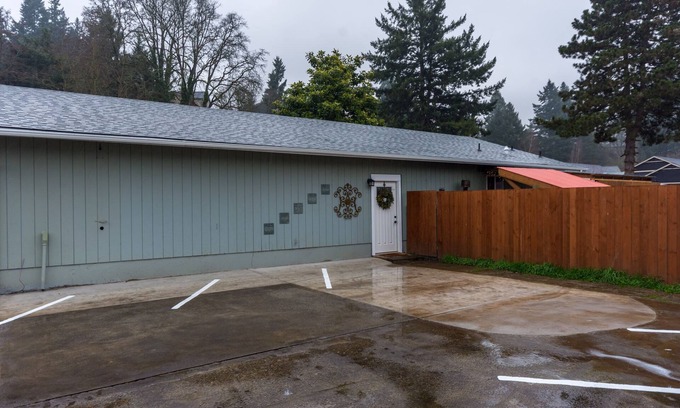 Vancouver House | Secluded Gem 3bd/2Bth w/Hot Tub, AC, & Self Check In