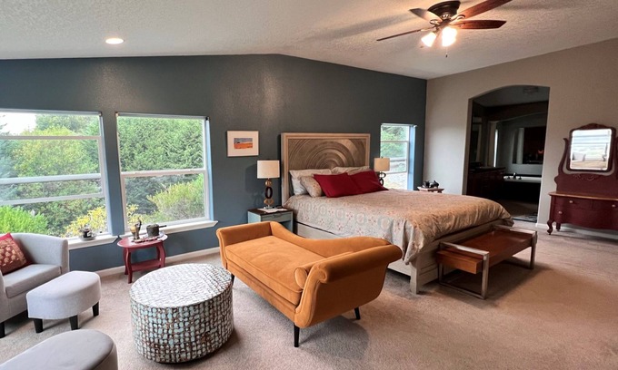 Gold Beach House | Secluded getaway 5 minutes from salmon fishing, kayaking, and whale watching!
