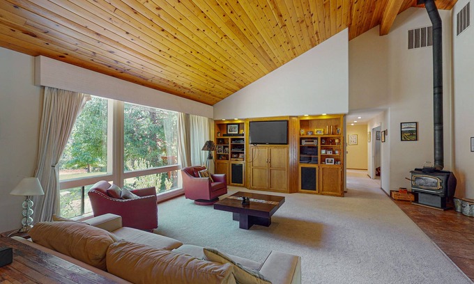 Ahwahnee House | Secluded home near Yosemite & Bass Lake with private hot tub & mountain views
