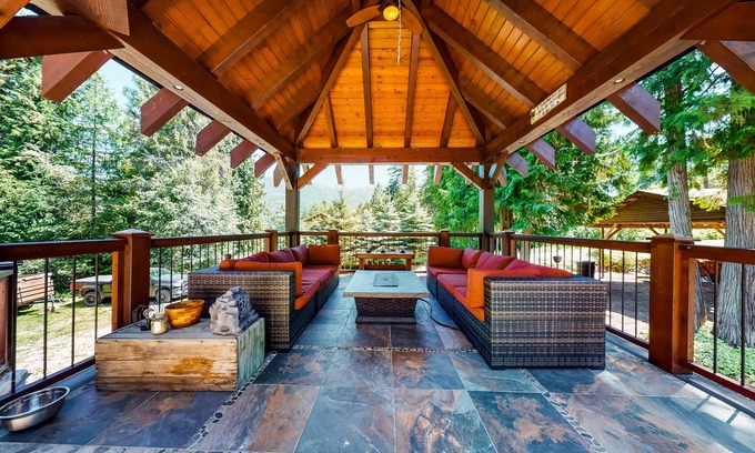 Christina Lake House | Secluded home with gazebo, BBQ & walking distance to beach