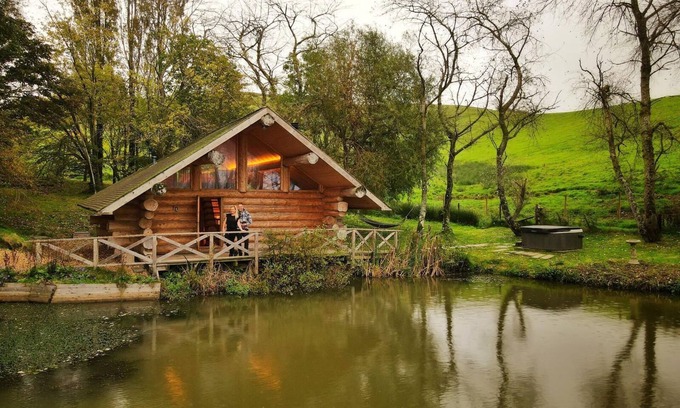 Bridport Cabin | Secluded Log Cabin/Hot Tub On Private Laken1km to Jurassic Coast Pet friendly.