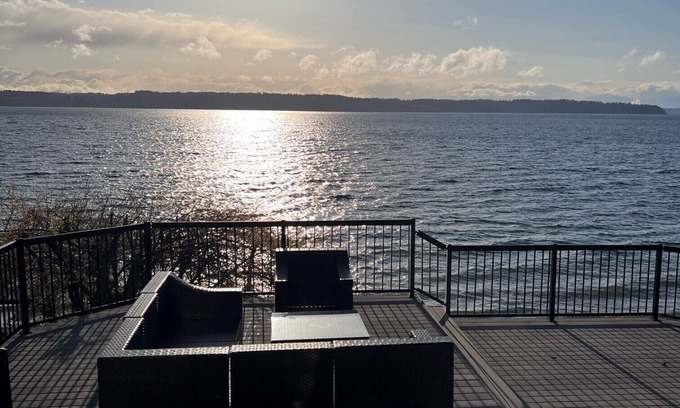 Seahurst House | Secluded Low Bank Beach Front near Seattle