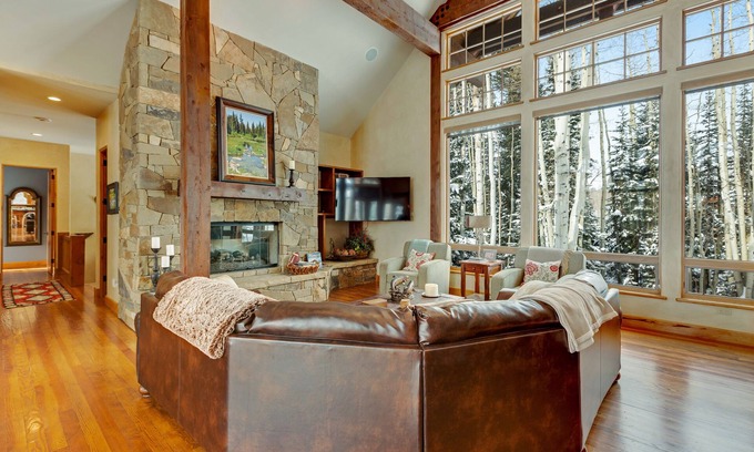 Crested Butte House | Secluded luxury cabin w/game room & mountain views - close to skiing