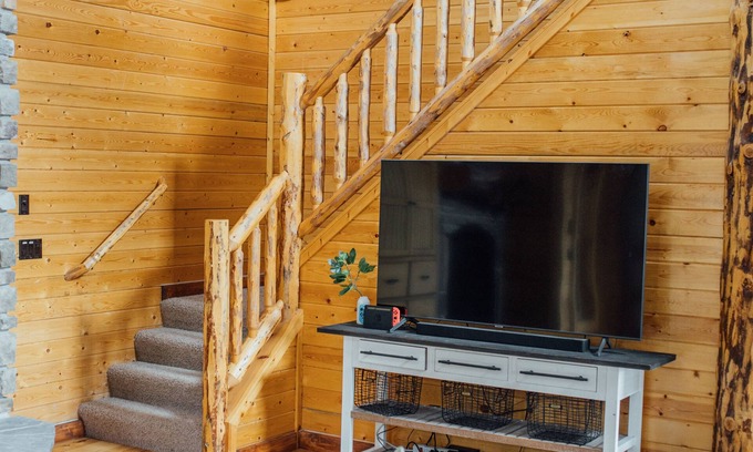 Duck Creek Village Cabin | Secluded Modern Cabin with Hot Tub