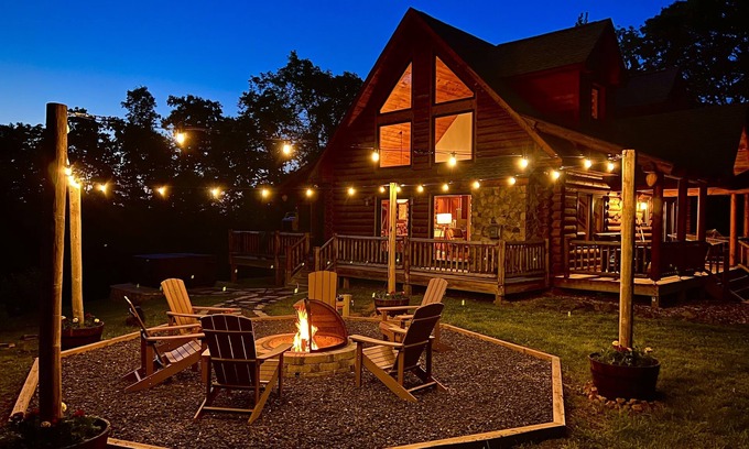 Rileyville House | Secluded Mtn Cabin, Hot Tub, Fire Pit, Stargazing, Surrounded by National Park!