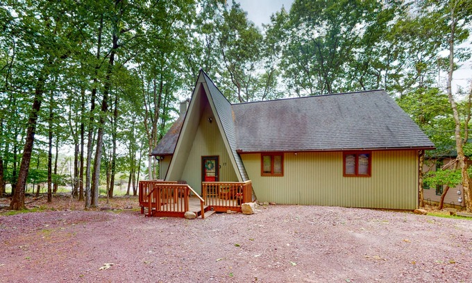 Lake Harmony Estates House | Secluded mtn & ski-view home near lake & beach with firepit, fireplace & tennis