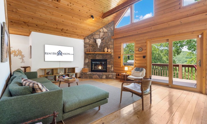 Lampe House | Secluded-Pvt Hot Tub-Free Daily Tickets-Walk to Table Rock Lake