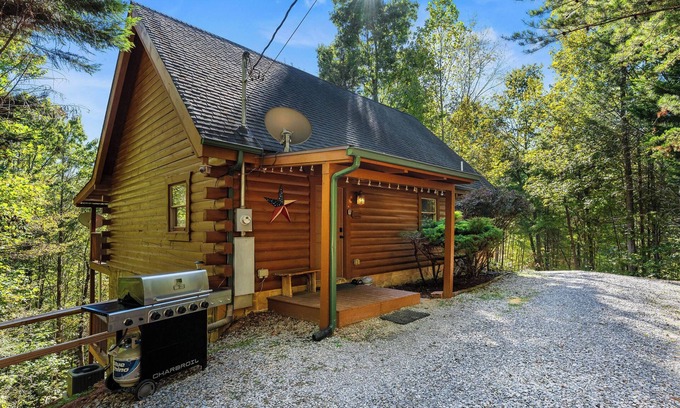Sevierville Cabin | Secluded*Romantic*Jacuzzi Tub & Hot Tub*Tranquil