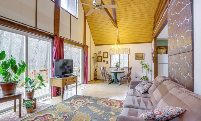 Hood Cabin | Secluded Stanardsville Cabin: Pets Welcome