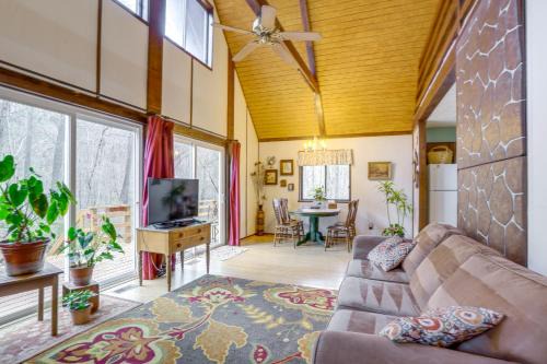 Hood House | Secluded Stanardsville Cabin Pets Welcome