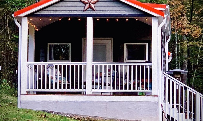 Franklin Cabin | Secluded Storybook Cabin -Dog Friendly with Fenced Yard and WIFI.