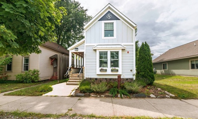 Traverse City House | Second Street Stay–Downtown+ WALKABLE TO CHERRY FEST