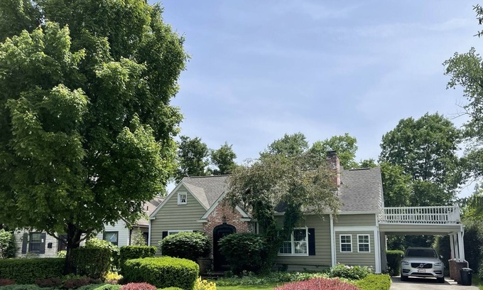 Clintonville House | Secret Garden + Hot tub