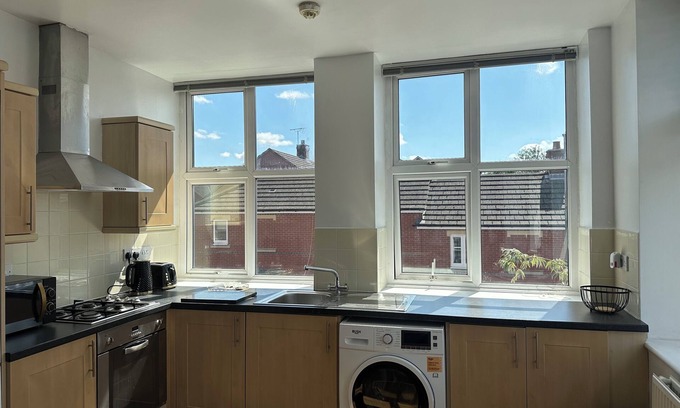 Kettering Apartment | Secure Gated 2-Bedroom Apartment with Carpark, 10 Mins from Town Centre