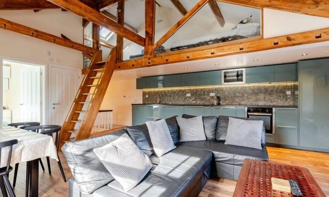 Sedbergh Apartment | Sedbergh Penthouse - KingBed - Tv - Wifi