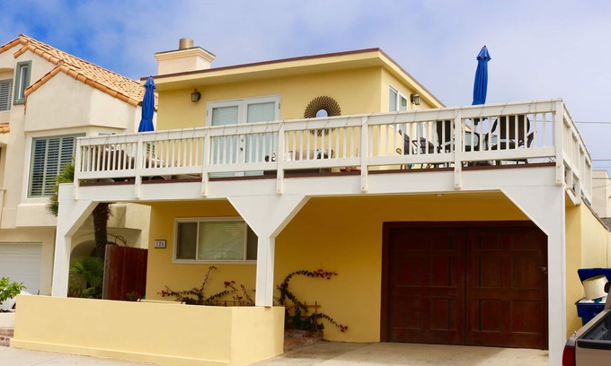 Silver Strand House | See and hear the ocean from this beautiful beach house steps from the beach.