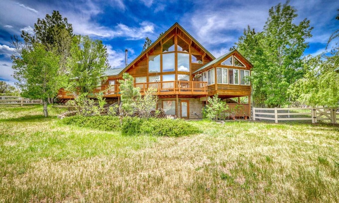 Pagosa Highlands House | See Fall's Changing Colors! Monte Vista Retreat: Hot Tub Pet-Friendly, Fenced Yard, Stunning Views!