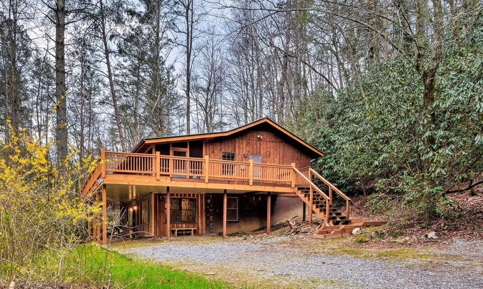 Lakemont Cabin | Seed Lake Home on 14 Acres w/ Boat Dock + Kayaks!