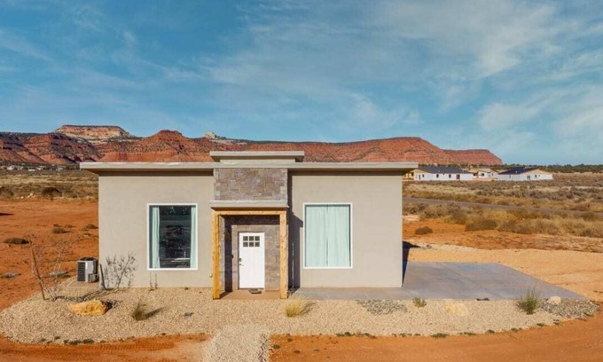 Kanab House | Sego Lily Loft I Near Zion l Pool I Pet Friendly