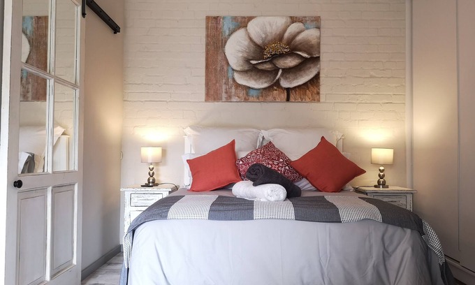 Plumstead Apartment | Self Catering Fully Equipped Cottage set in a leafy suburb