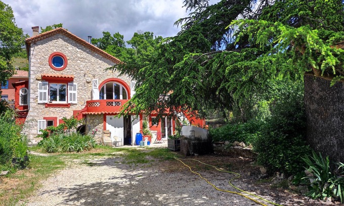 Saint-Vallier-de-Thiey Apartment | Self-contained studio in regional nature park.