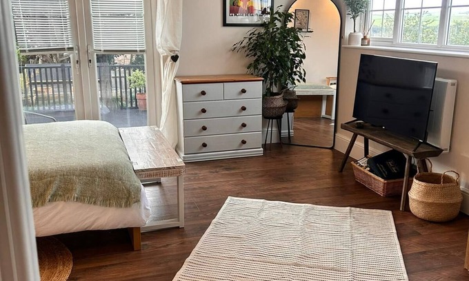 Brighton Cabin | Self-contained cabin with stunning views!